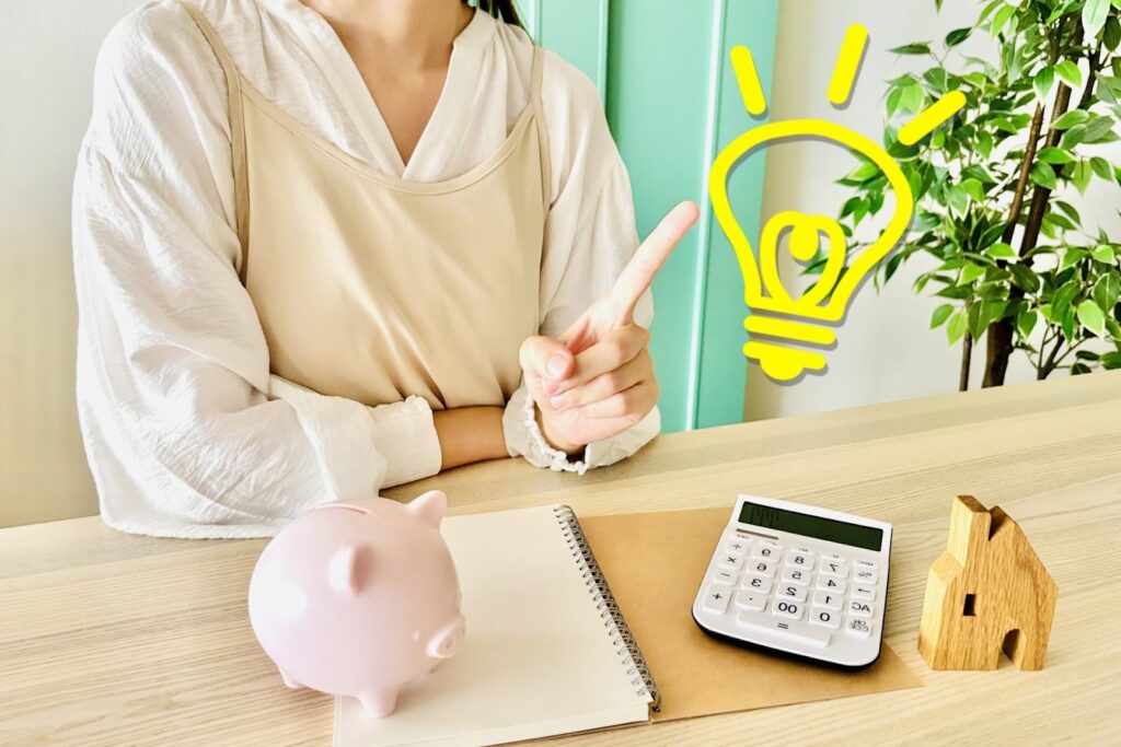 電球のイラストを指指した女性の画像