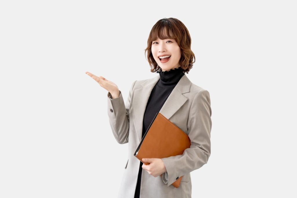 スーツを着た女性が手で指し示す様子