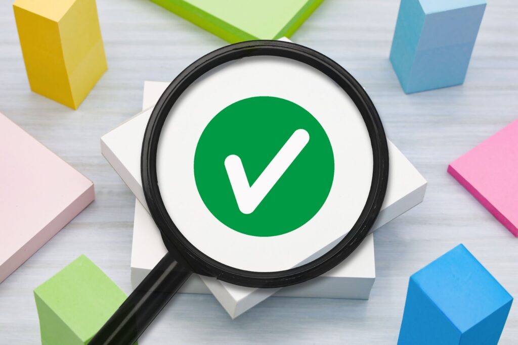 チェックマークと虫眼鏡の画像