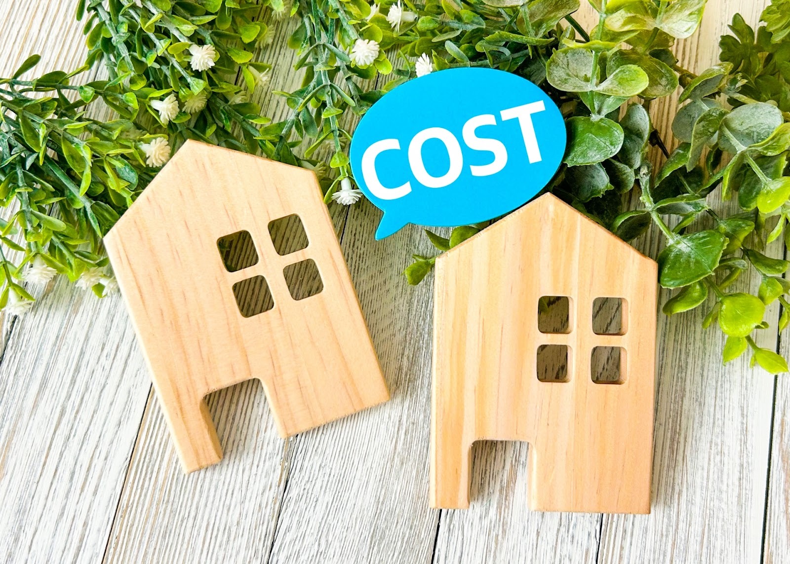 家の模型とCOSTと書かれた吹き出しの画像